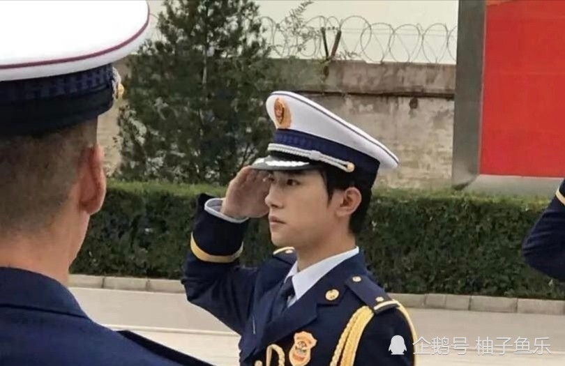 易烊千玺身穿军装军人范十足