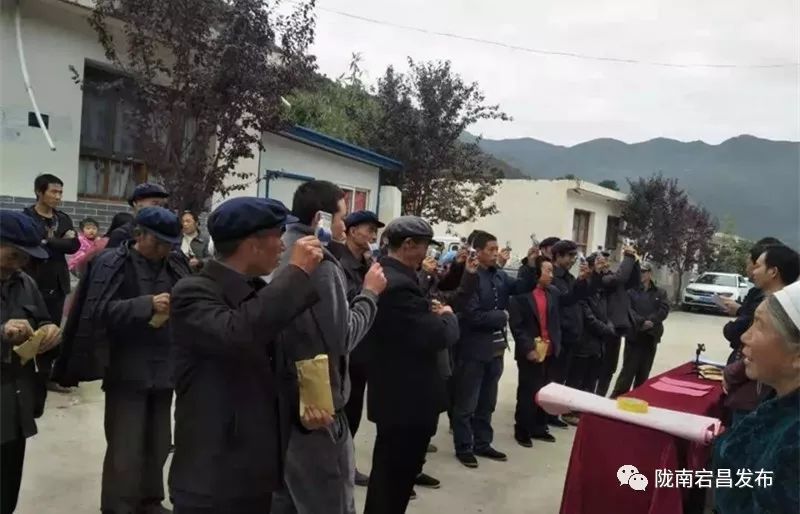 宕昌县何家堡乡,两河口镇,沙湾镇共290户贫困群众喜分新居