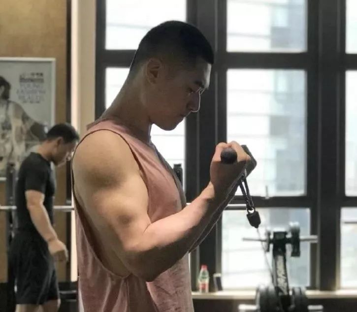男生留寸头好帅