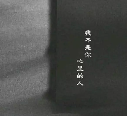 长得也是很漂亮的,可是也让我们看出了一丝的伤感,女孩头上盖着头纱