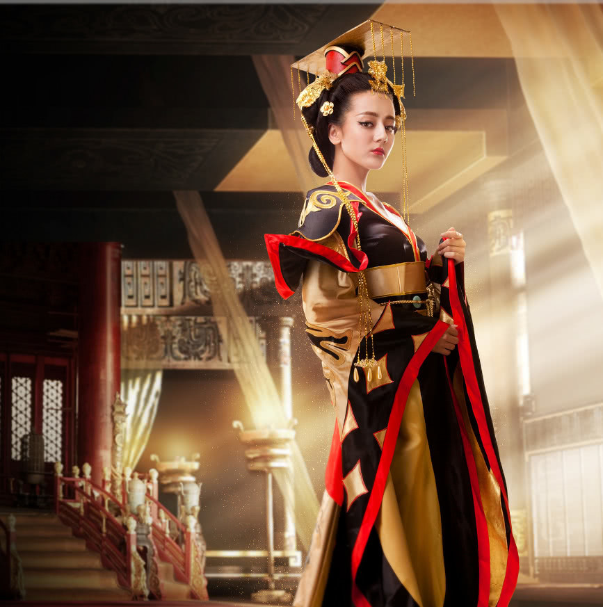 真人cos《王者荣耀》角色——迪丽热巴的武则天好霸气