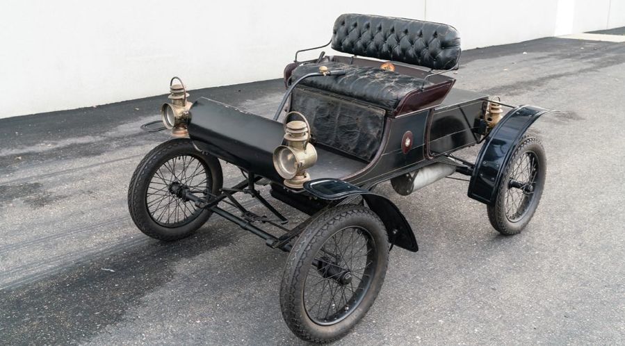 1902年奥兹莫比尔r型车 这是一款典型的早期汽车,搭配单缸发动机,是