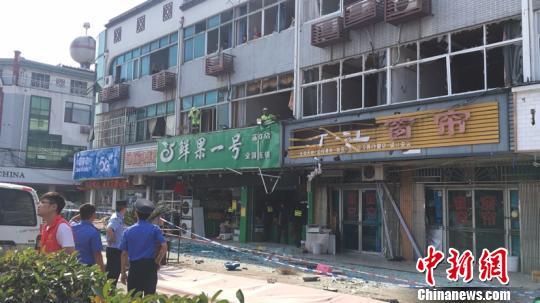 无锡一小吃店发生燃气爆炸8人受伤送医