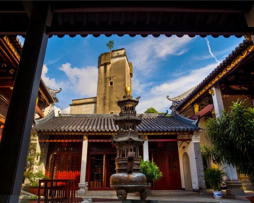 观澜古寺位于观澜古墟西南部,西临观澜河,东接观澜古墟,前有观澜红楼