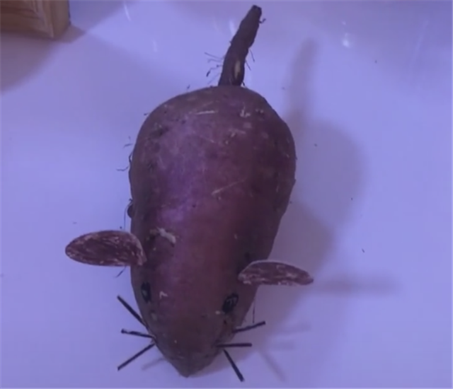 幼儿园蔬菜手工作业,妈妈用红薯做出一个老鼠,网友:有才