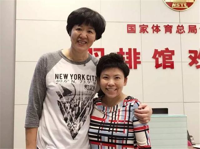 1米55邓亚萍采访近2米朱婷!大魔王只到大婷胸部 仍自信大笑