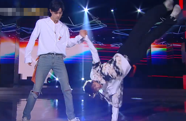 王一博吐槽肖战挨了一拳,粉丝花400万买《快本》花絮