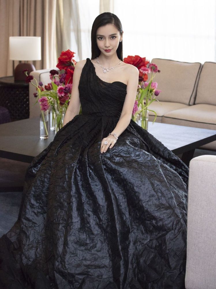 赵丽颖和angelababy,同样搭配黑色露肩礼服,却凭礼帽抢镜?