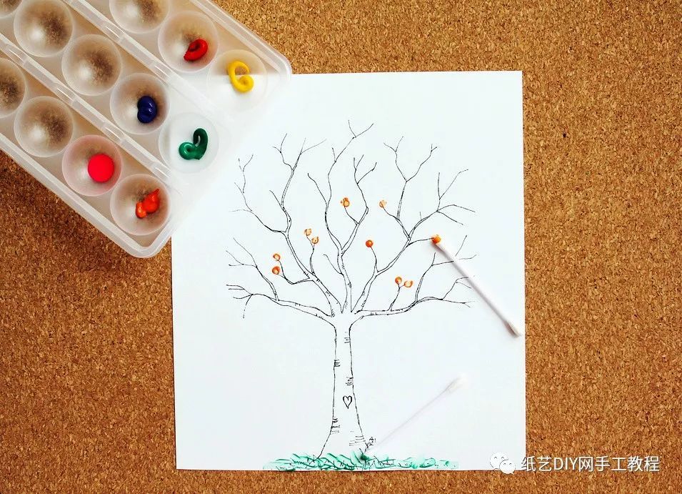 简单实用的拼贴装饰画做法 棉签绘制彩色树