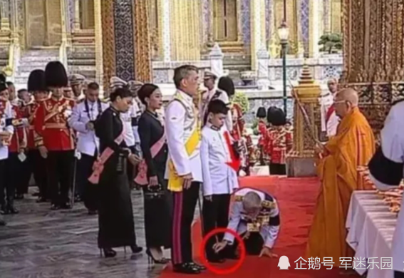 泰国王室地位多高王子鞋带开了要老侍卫跪着系公主竟让主持人对狗下跪