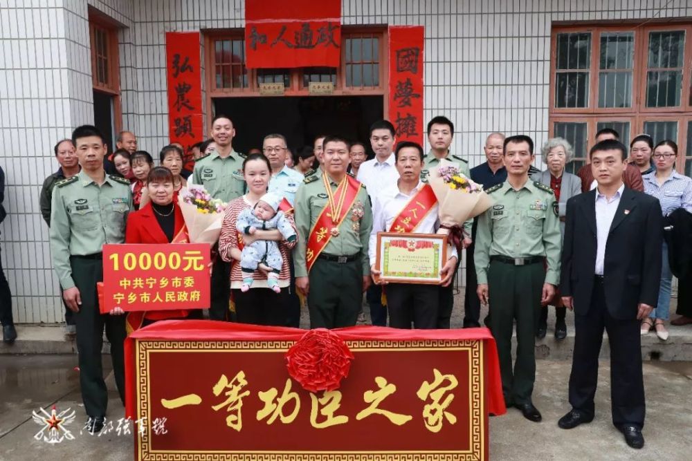 两栖战车海上故障有沉没危险,他冒险把战车抢救上岸荣立一等功