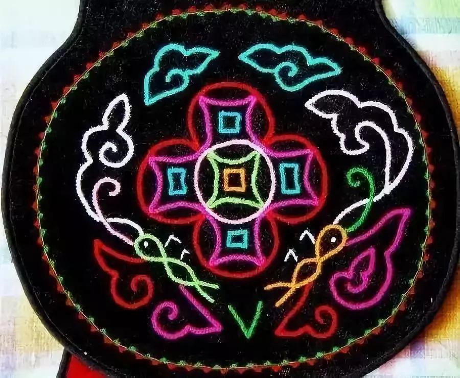 在图案运用上也有各自的特点,每个民族往往因为自己的风俗习惯而予