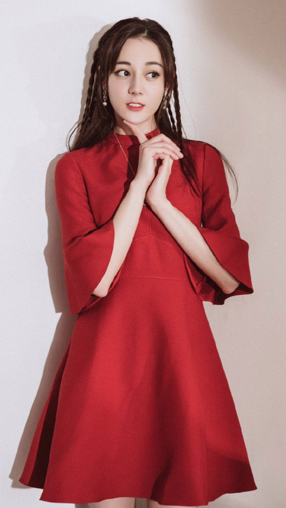 迪丽热巴身穿红色连衣裙,袖口的设计满分,热巴的笑容还是那么甜美