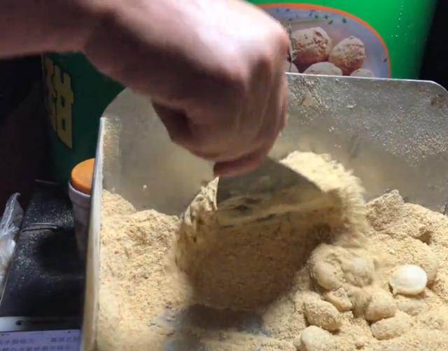 大叔在街边卖糯米糍粑,软糯香甜,五元30个,食客:好吃不贵