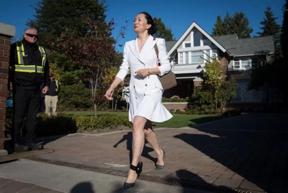 华为老总大女儿霸气侧漏,戴脚镣出门不卑不亢,小26岁