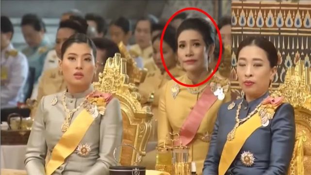 泰国贵妃求生欲很强猛然给国王和王后下跪旁人一脸蒙圈