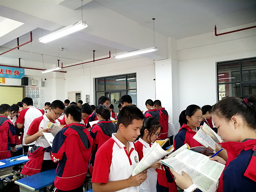 高一学生在课堂上