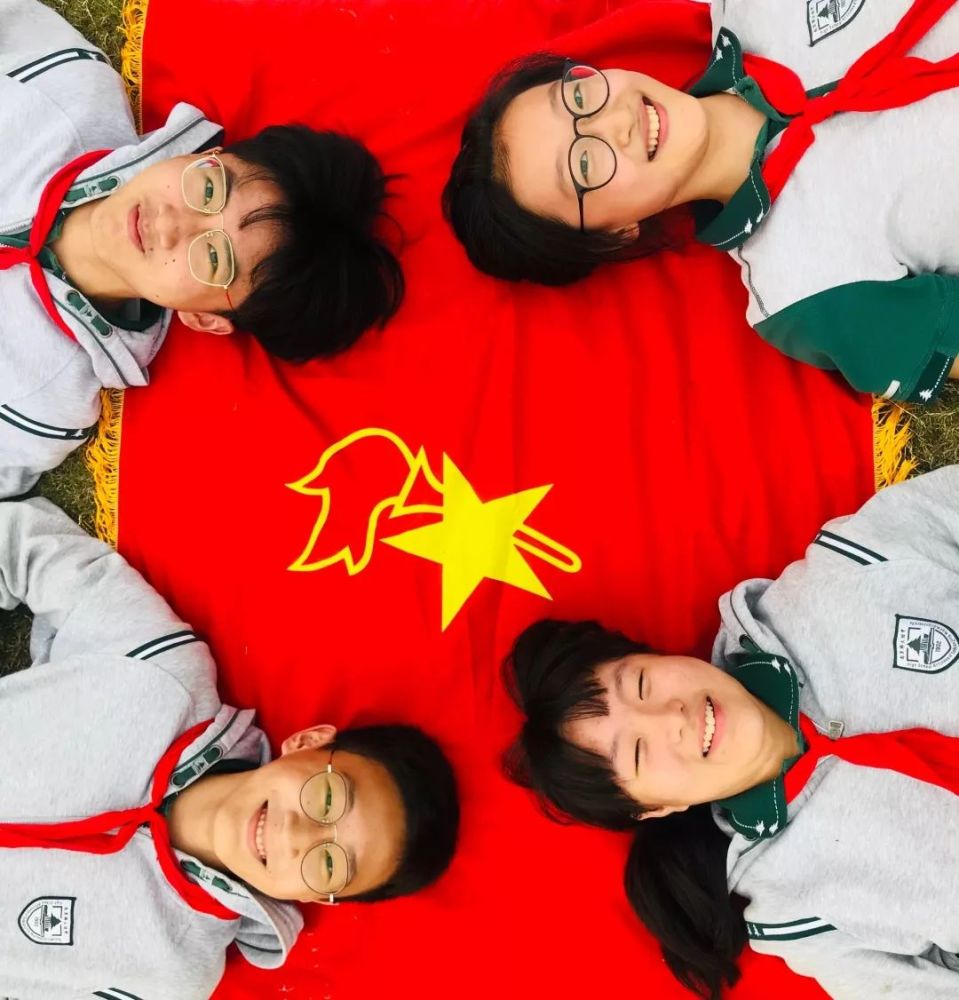 我与队旗合个影 誓为队旗添光彩