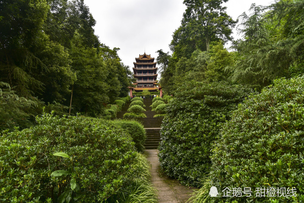 重龙阁建于四川资中县重龙山风景区二龙山山顶,二龙山与重龙山相接,又