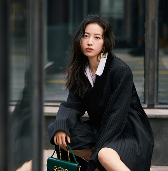 女演员周雨彤时尚干练魅力写真