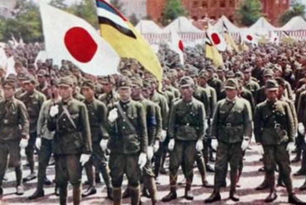 私人相册:二战时日军入侵东南亚的场景,英军举白旗投降