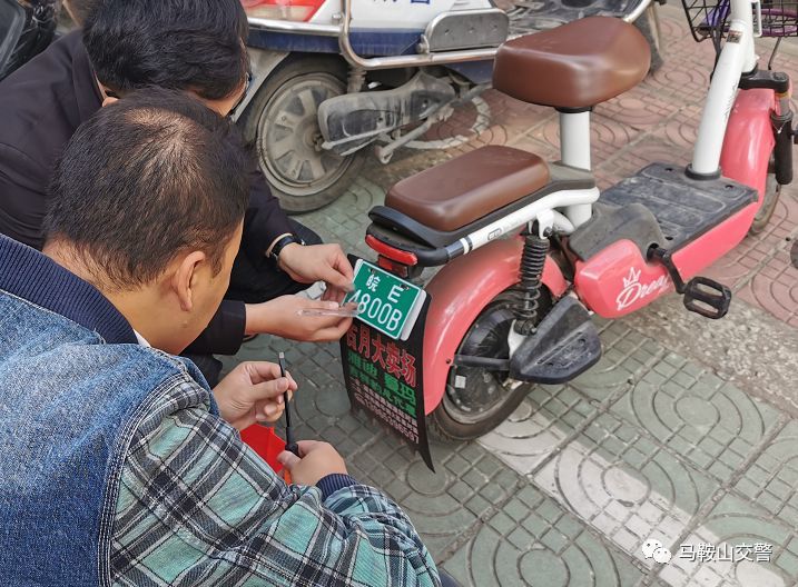 看现场 市民为自己的新国标电动车 顺利办理了绿色牌照 在各登记上牌