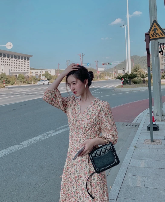 谁说碎花裙土,赵露思轻松穿出甜美少女范