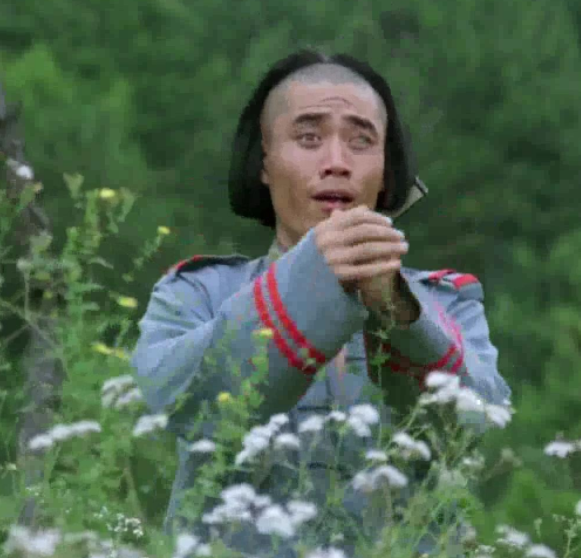 早前曾有媒体披露,陈宝国86年拍摄电影《神鞭》时,为了将地痞"玻璃花"