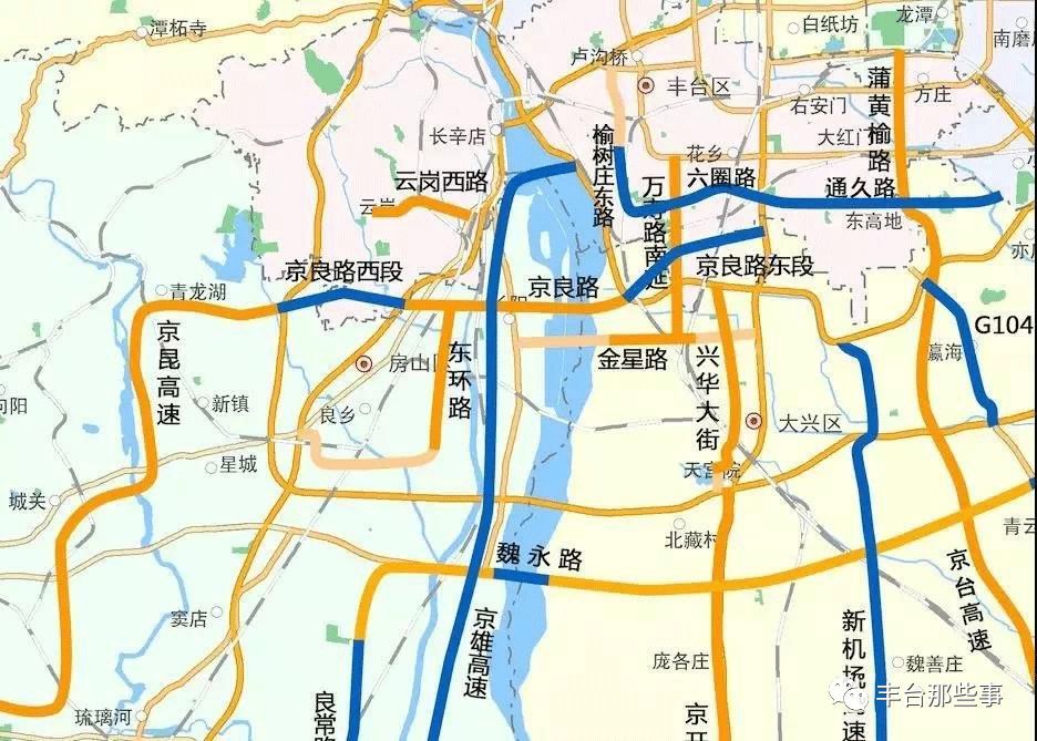 从地图上看青龙湖紧贴北京西南六环,距京石高速入口处8公里.