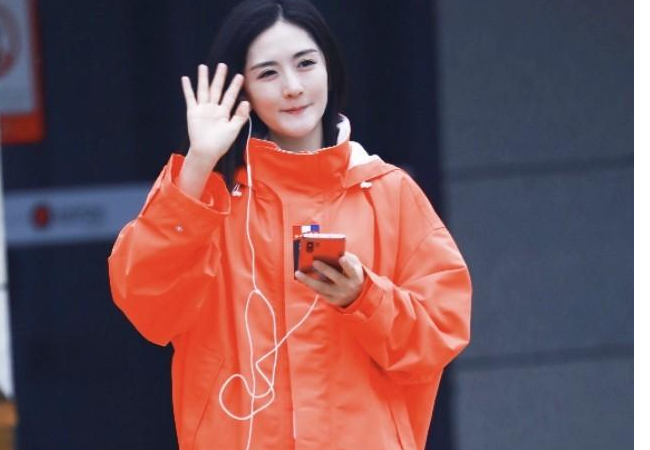 谢娜正式担任央视主持,官宣后高调现身,开心到脸上笑容藏不住
