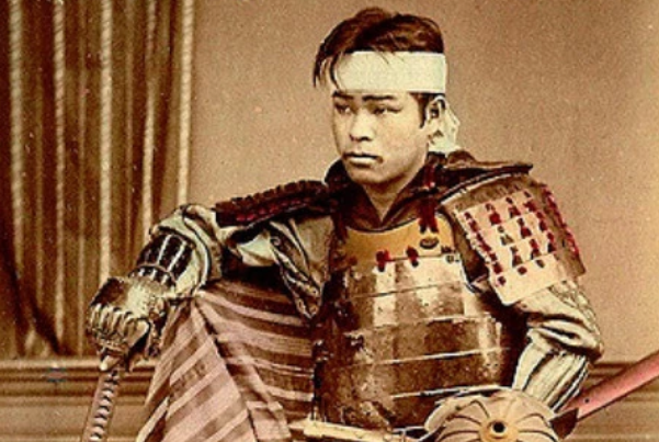 私人相册:百年前的日本武士,手持武器目光凌厉