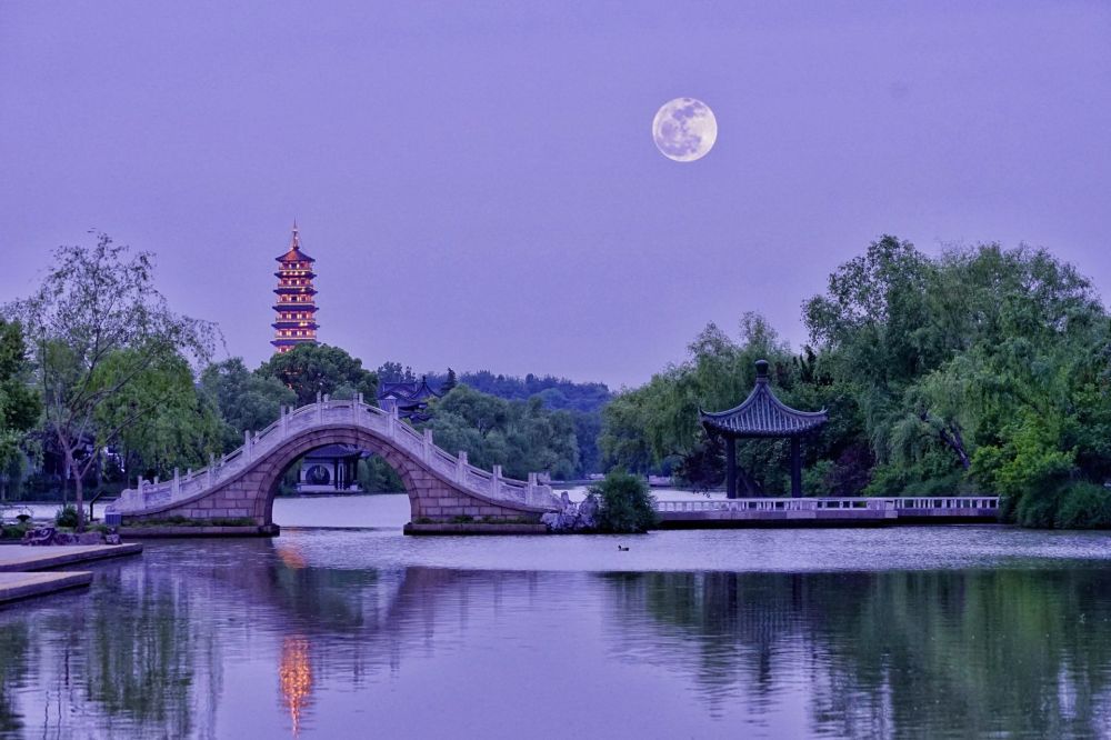 二十四桥明月夜,玉人何处教吹箫