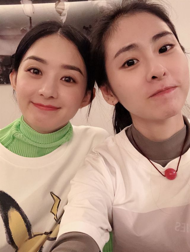 十分可爱,只见她低头闭眼,做出许愿的姿势,很是虔诚