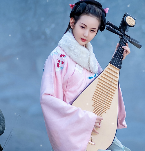 弹琵琶的古典美女高清图,闭月羞花之貌