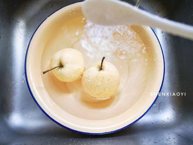 3.雪花梨削皮,把梨柄扔掉,留下梨皮,梨肉块,梨核块.4.