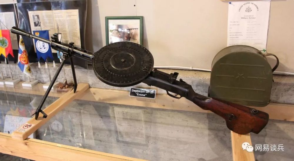 捷格加廖夫dp轻机枪,也称"转盘机枪".