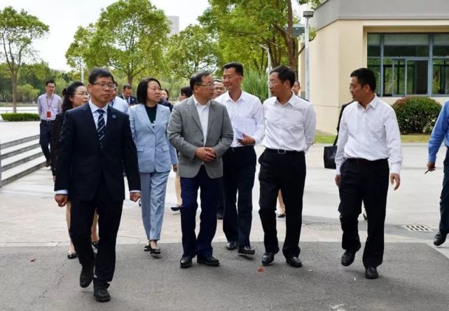临港新片区管委会,浦东新区政府领导调研上海中学东校