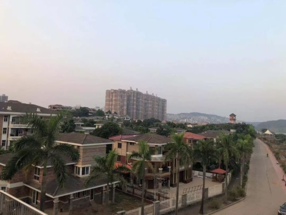 20别墅南宁别墅区,如今年前烂尾丛生,谁的错?层富人半v别墅三图片