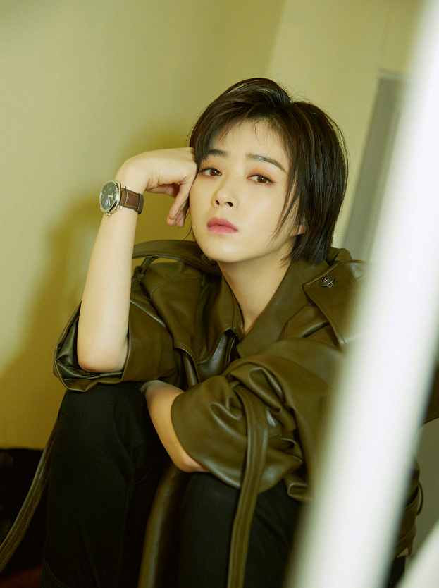 蒋欣穿军绿色夹克黑色九分裤,彰显随性与帅气,十分有魅力