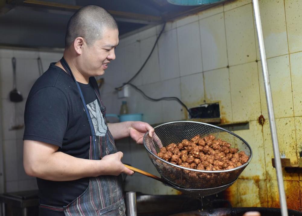 80后中年大汉做油炸丸子每天围一群人大家对炸丸子工具很好奇