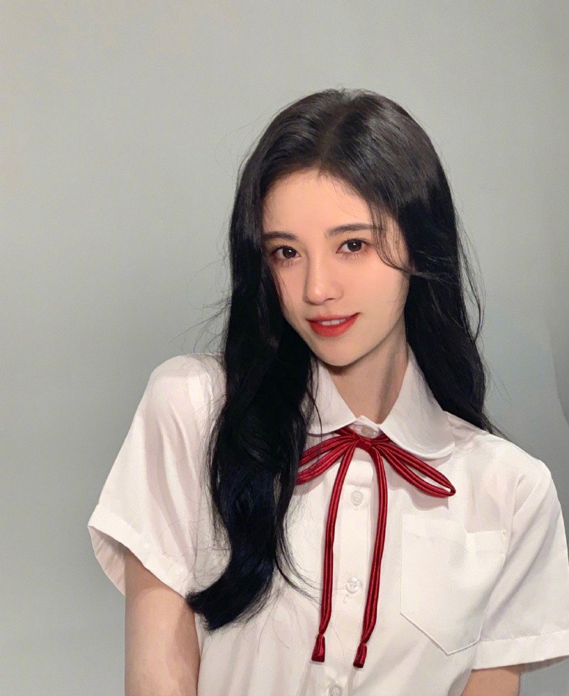 鞠婧祎晒学生装照,看学姐小鞠多漂亮,只可惜是别人家