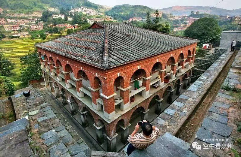 魁星岩摩崖造像又称魁星岩西方三圣造像,位于泉州市永春县石鼓镇桃场