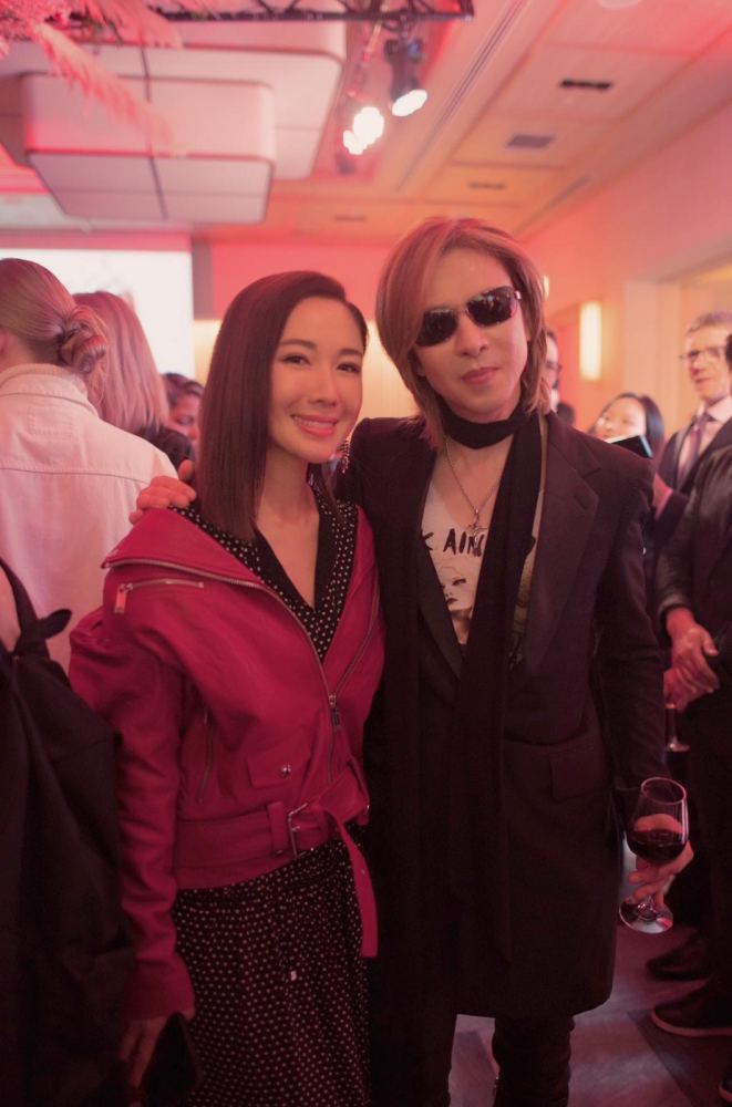 她亦有把握机会与yoshiki合照.