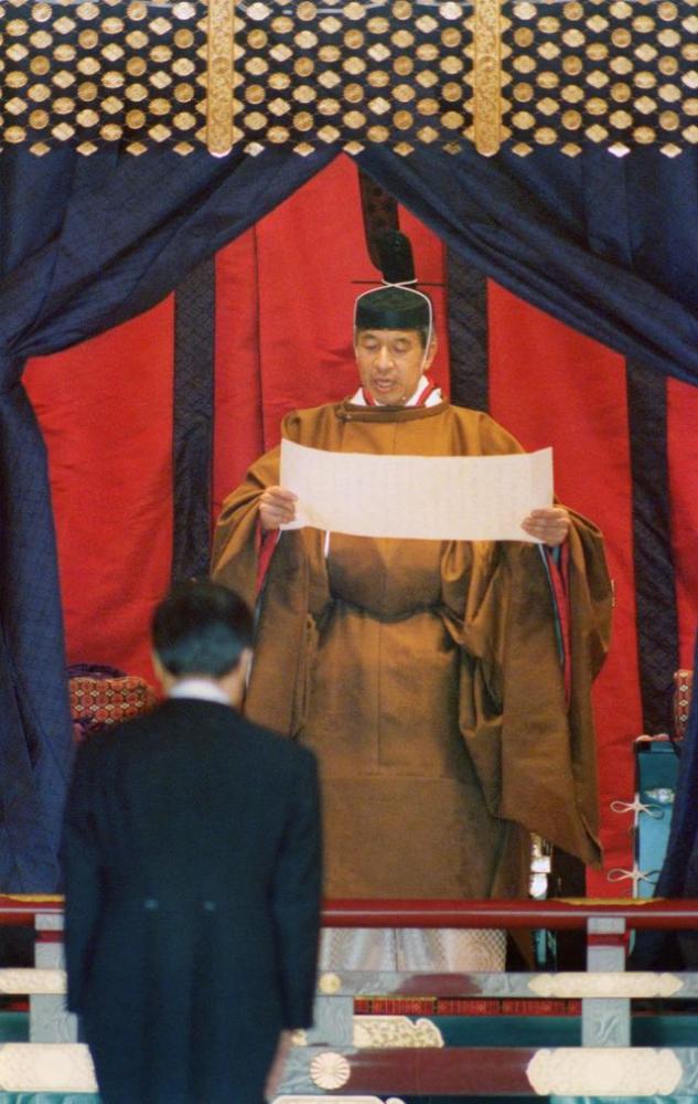 29年前日本天皇登基大典:明仁穿黄袍宣读圣旨,首相大臣三呼万岁