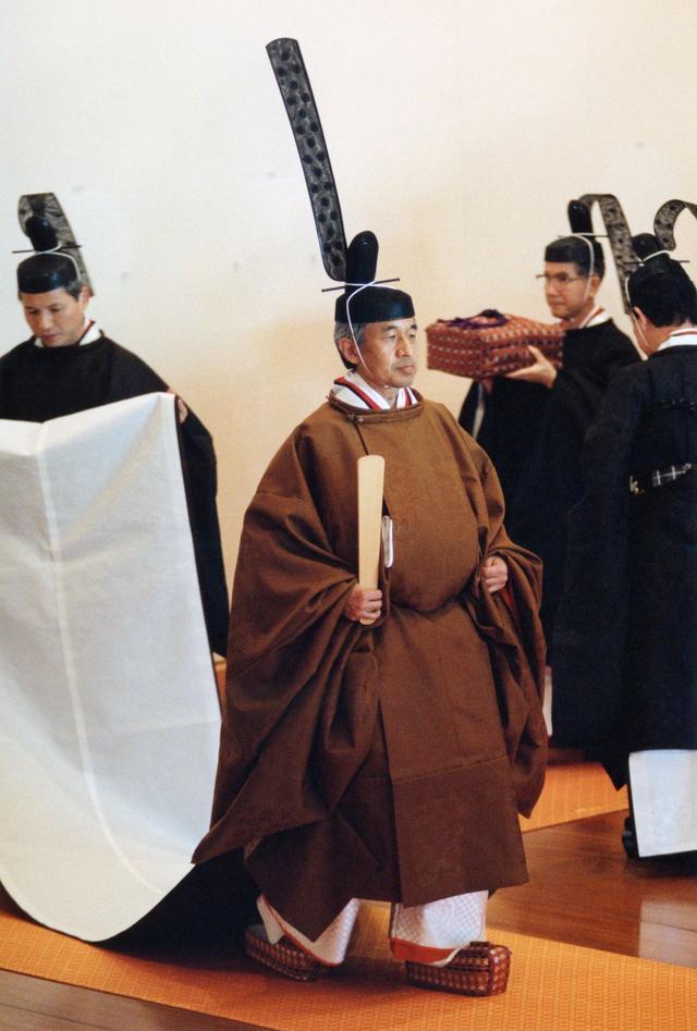登基大典应该穿冕服,明治维新后废除冕服,黄栌染衣成为天皇最高等级
