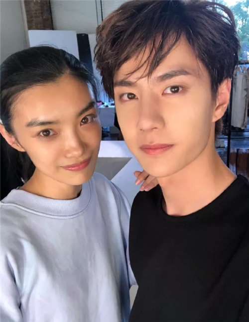 王一博跟谁合照都保持距离,唯独允许她"搂肩",看清正脸:女神啊!