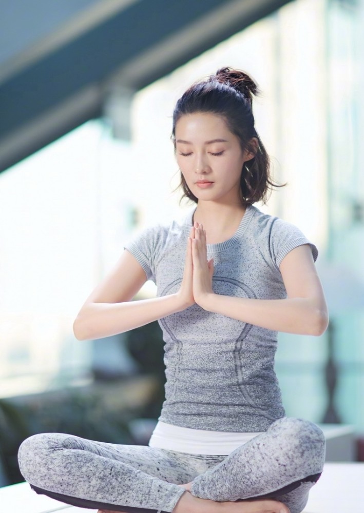 李沁,"微微一笑很倾城",这美背也是没谁了