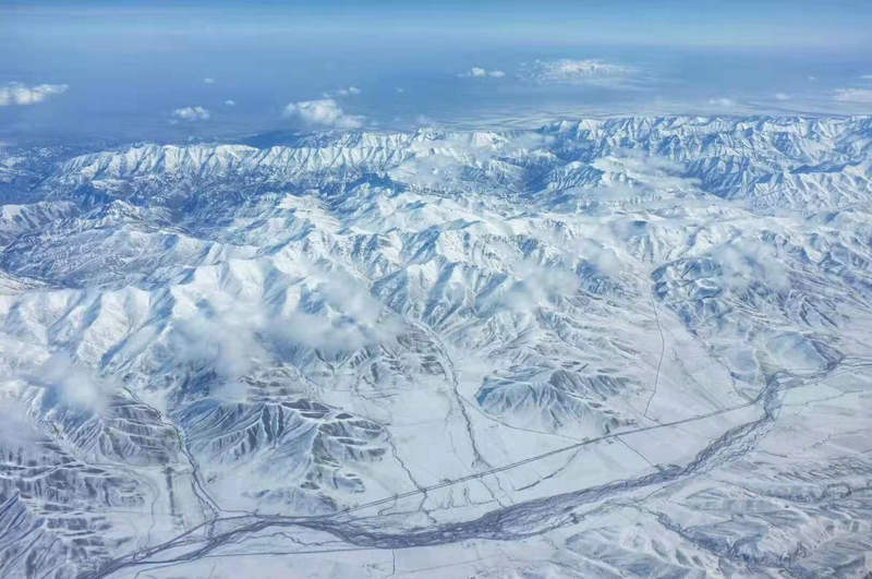 祁连山的冰川虽然规模不大,但是由于山地广,水量多,河流可直下走廊的