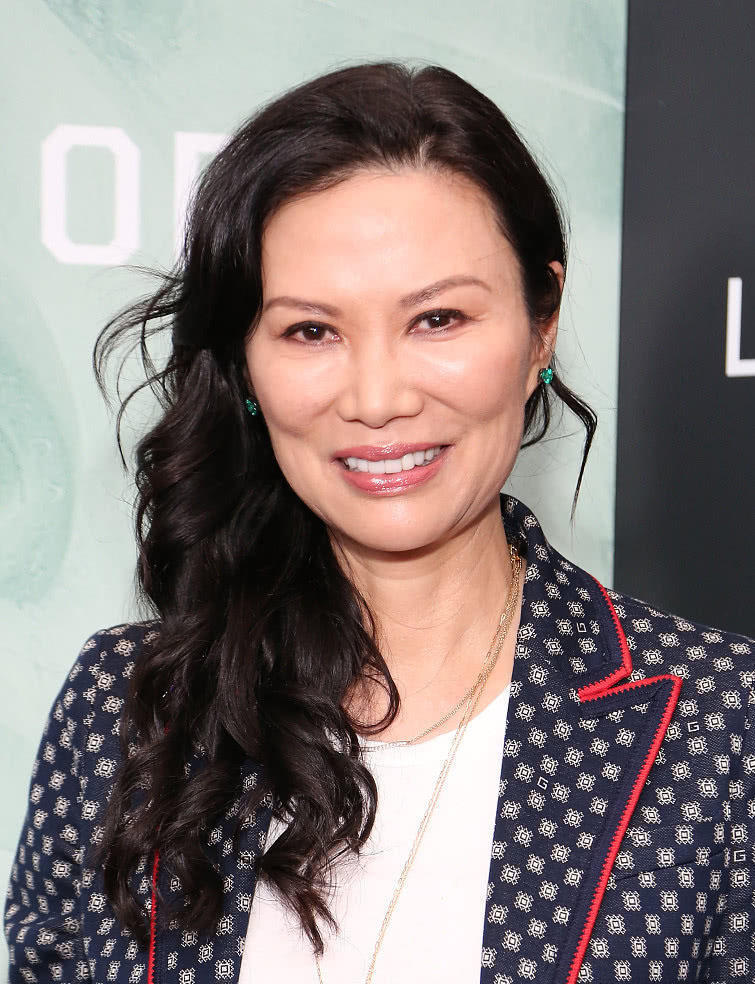 邓文迪真的不服老,格纹套装配运动鞋气场好强,无奈小肚子太明显