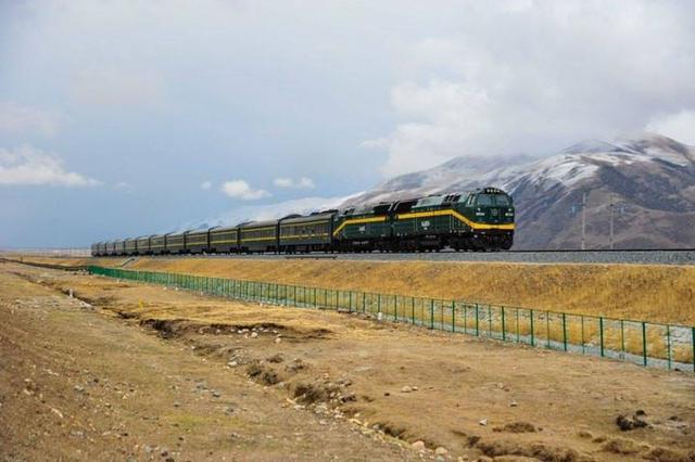 青藏铁路的火车途经格尔木时,为什么要换美国车头?看完涨知识了!